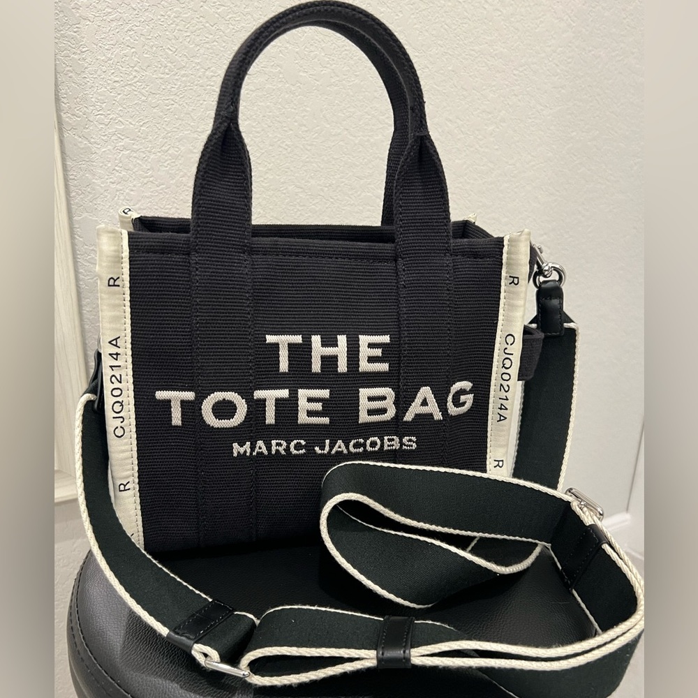 MARC JACOBS THE TOTE BAG